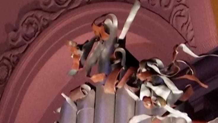 Leopoli, alla stazione suona l'organo con le canne fatte di resti di missili russi