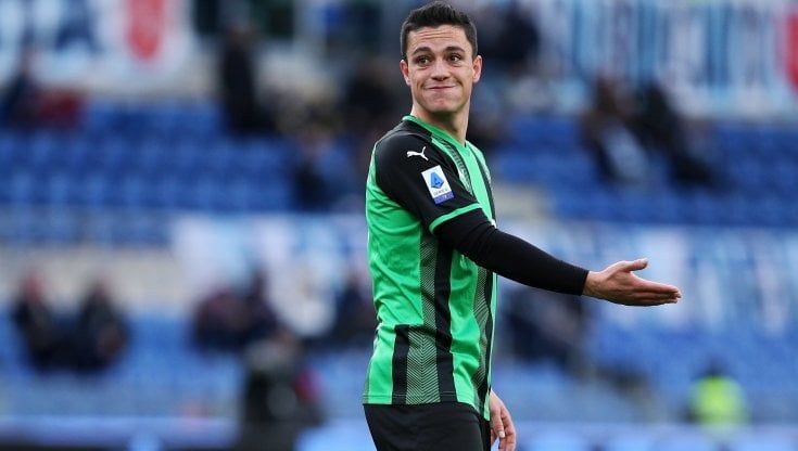 Calciomercato, le ultime news del 5 agosto: Napoli-Sassuolo, niente accordo per Raspadori. Kostic verso il sì alla Juve