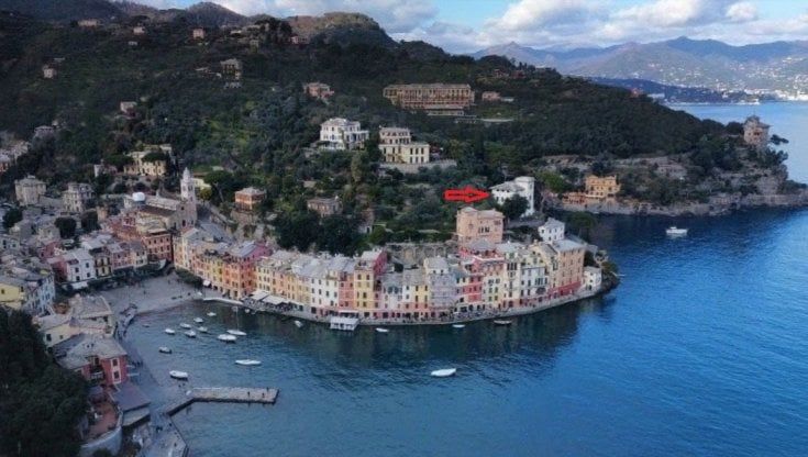 Portofino, il Comune non risponde dal 1987 alla richiesta di condono, così la dependance abusiva non sarà demolita. La villa acquistata da Ernesto Pellegrini che non sapeva del contenzioso