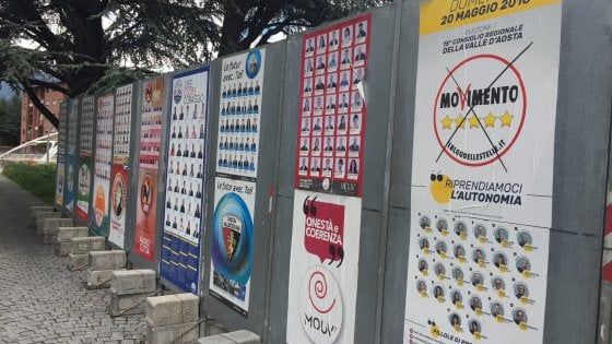 Elezioni in Val d'Aosta, il M5s cambia slogan: "Qui l'onestà non attacca, puntiamo sull'autonomia"