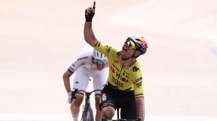 Van Aert batte Pogacar e vince la Parigi-Roubaix: la dedica all’ex compagno morto in gara nel 2018