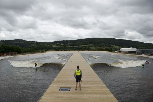 Galles. Snowdonia: surf su onde artificiali