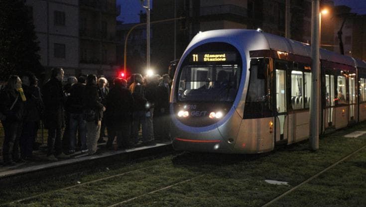 Firenze, usa l’estintore sul tram e cerca di aggredire il conducente: fermato