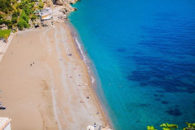 Positano, al mare ma a distanza: prove d'estate sulla Spiaggia Grande