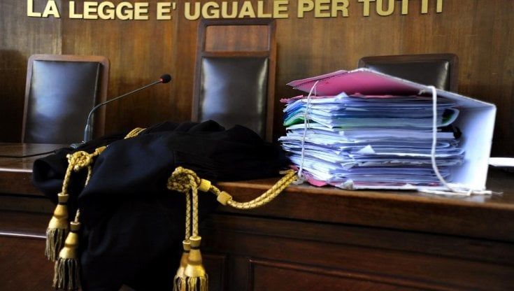 Foto osé da una 13enne che poi incontra e molesta: condannato 31enne parmigiano 