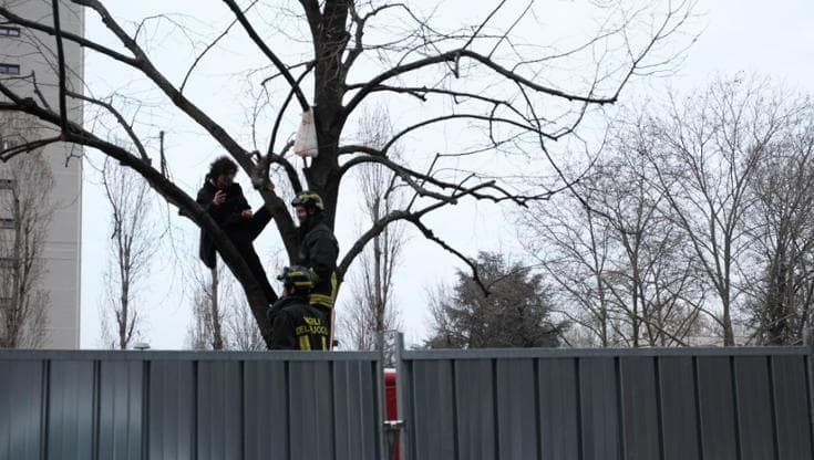 Parco al Pilastro, ripartono i lavori per il MuBa: decine di attivisti sfondano il cantiere