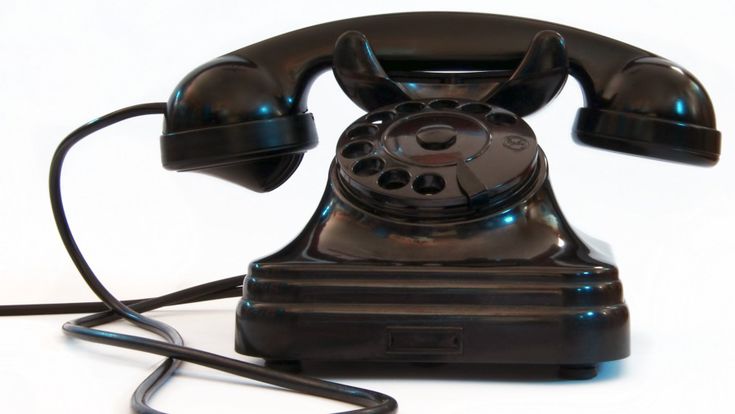 Gli attori rispondono al telefono. Recitando una poesia