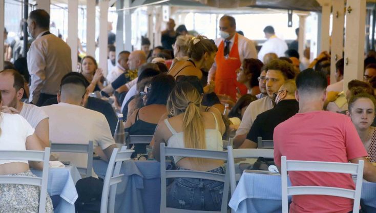 Napoli, turisti sul lungomare e in piazza del Plebiscito