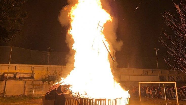 A Gallarate dolori e paure legati al Covid diventano biglietti da bruciare nel falò della Gioeubia