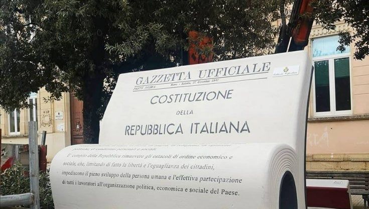 In Salento la Costituzione è scritta sulle panchine: davanti alle scuole per 'conquistare' i ragazzi