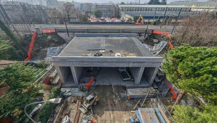 Tram, il cantiere della linea Verde sotto il ponte a Corticella. “Operai al lavoro anche di notte”