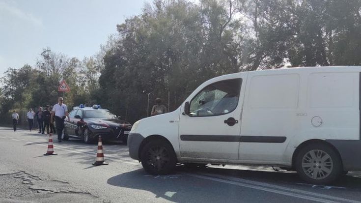 Inseguimento folle a Civitavecchia, carabinieri sparano in aria e speronano l’auto in fuga: 4 feriti