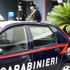 Zola, gioca con la pistola e parte un colpo al bar: arrestato