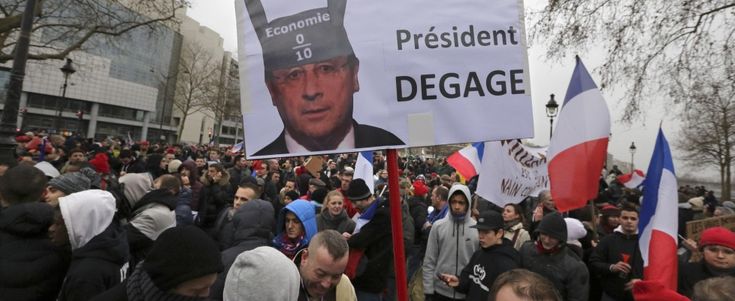 Parigi, migliaia in piazza: "Hollande dimettiti"
