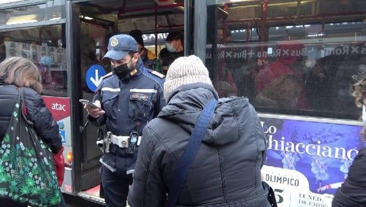 Super Green Pass: l'Italia alla prova dei controlli su bus, metro e traghetti. A Roma 10 sanzioni