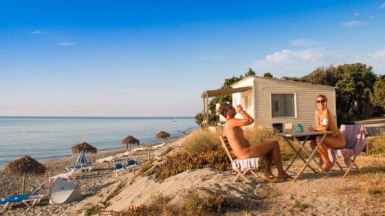 Belgio, la coppia naturista che gira il mondo senza vestiti