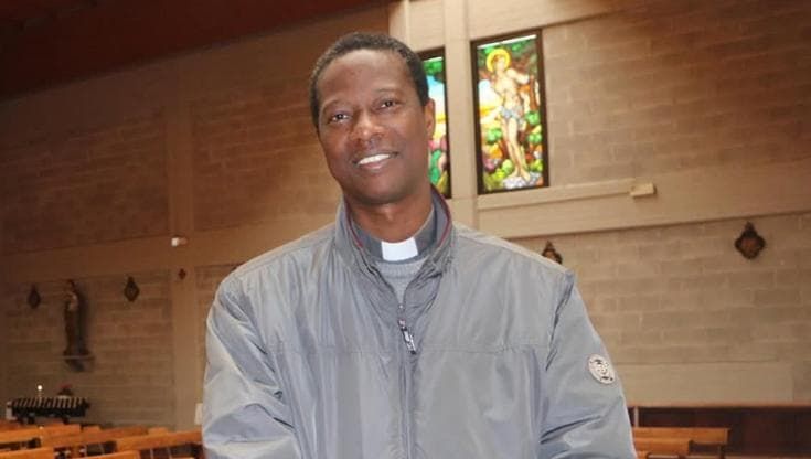 Diminuiscono i sacerdoti italiani, in Toscana ci pensa don Vincent, parroco arrivato dall’Africa