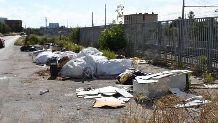 Bari, gli sporcaccioni di strada San Giorgio Martire individuati e multati: "In città 150 sanzioni nelle ultime due settimane per i rifiuti abbandonati"