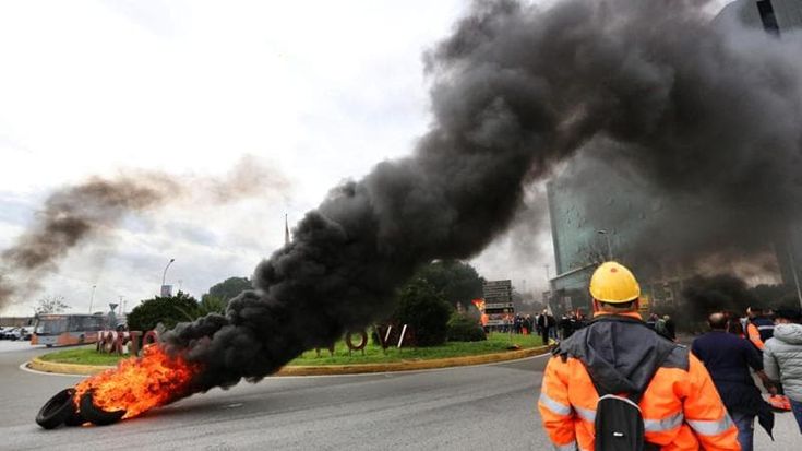 Cornigliano, assemblea dei lavoratori davanti all’ex Ilva. Ora il corteo verso l’areoporto