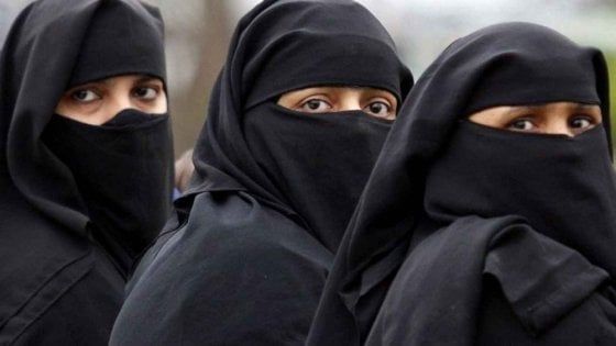 Trino Vercellese, il Comune impone 500 euro di multa alle donne che portano il burqa
