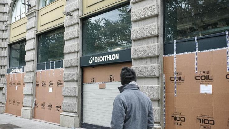 Dopo gli scontri a Milano danni per un milione: ma il commercio teme di pagare un danno più alto