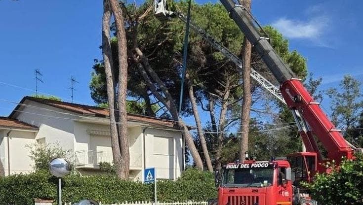 Nuova ondata di maltempo sulla Toscana, case danneggiate in Versilia. Lamma: “Attenti al vento”
