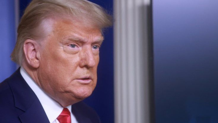Trump parla del record della Borsa Usa, ma non risponde sulla transizione. Biden: "L'America è tornata"