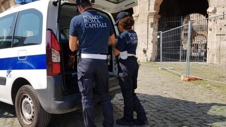 Colosseo, ambulante aggredisce gli agenti della Polizia Locale