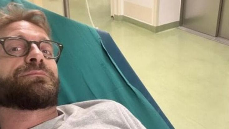 La iena Stefano Corti punta da zecca africana: “Brividi e febbre alta, poteva andare molto peggio”