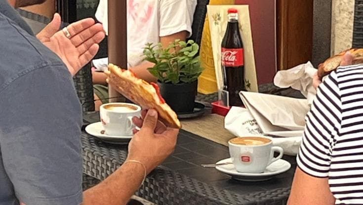 Focaccia e cappuccino, ai turisti stranieri il pranzo a Bari vecchia piace così. E l’ironia vola