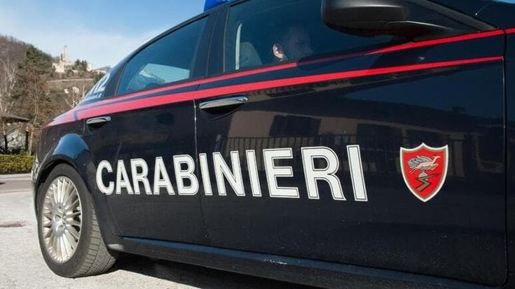 Non si ferma al posto di blocco, fa scendere donna incinta e fugge a 100 all’ora fino all’idroscalo