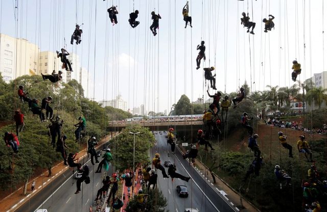 San Paolo, lo spettacolo dal ponte: i cerchi olimpici scendono dal cielo
