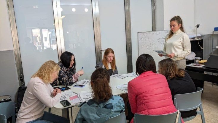 Profughe ucraine a scuola d'italiano. La prof è russa: "Qui siamo sorelle"