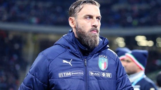 Gesto di De Rossi: sale sul pullman svedese e chiede scusa per i fischi all'inno