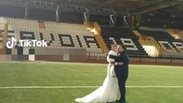 Torre Annunziata, foto degli sposi allo stadio senza autorizzazione: scatta la denuncia