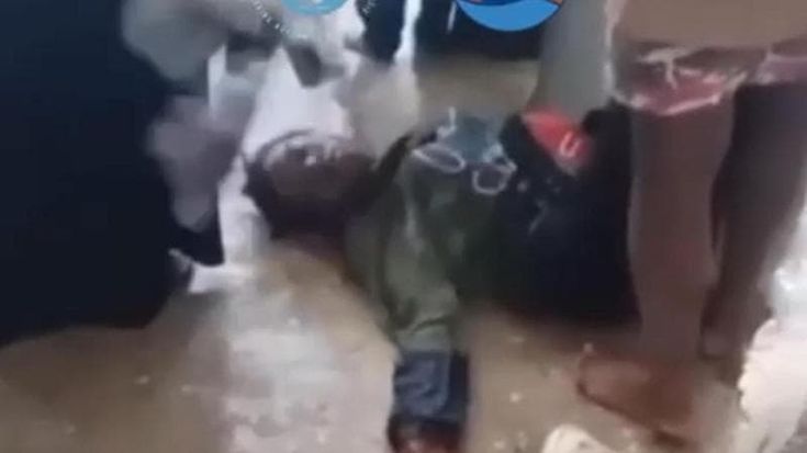 Migranti, il video appello di una mamma da uno dei lager di Almasri: “Qui è l’inferno, aiutateci”