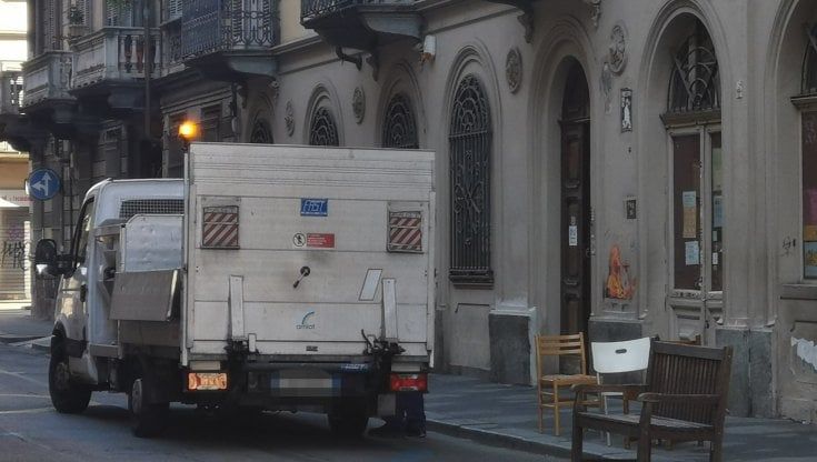 Torino, i cittadini mettono sedie in strada per rianimare il quartiere. E l'Amiat le butta via