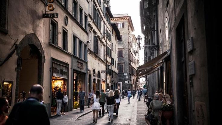 Commercio non food, in Italia vincono i negozi del centro città