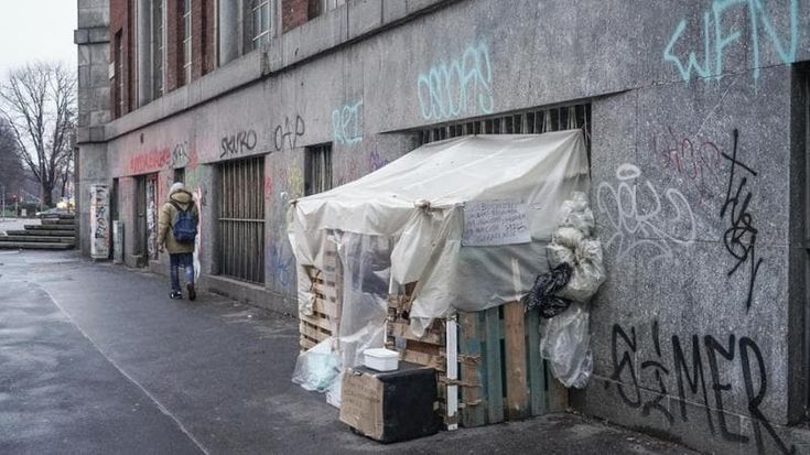 Viale Papiniano, le baracche di legno dei senza tetto dividono il quartiere