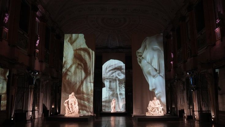 Tre facce della Pietà si incontrano a Milano: confronto spettacolare sull'arte di Michelangelo 