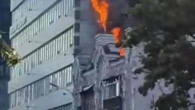 Kiev, droni russi colpiscono una clinica: l'edificio in fiamme dopo il raid in pieno giorno