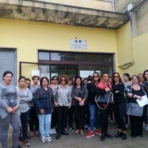 Brindisi, le mamme bloccano l'accesso alla scuola: "Le aule non sono sicure"