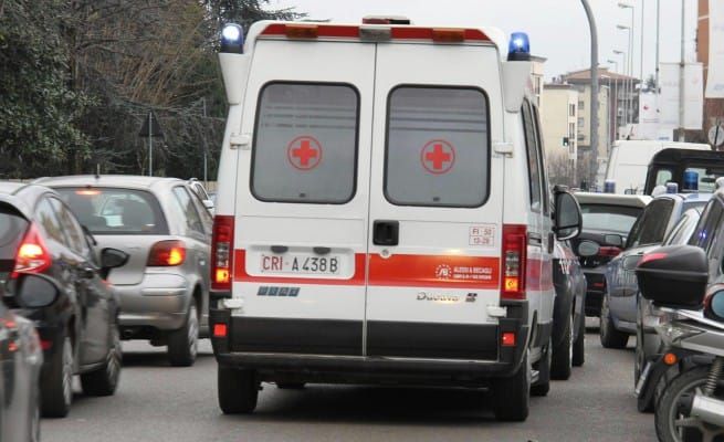 Collecchio, cade dallo scooter 42enne in gravi condizioni
