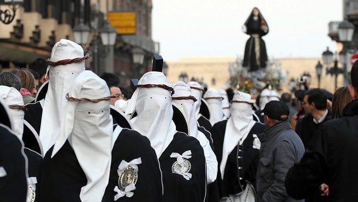 In Puglia tornano i riti della Passione: dopo due anni i misteri animano strade e borghi. Ecco dove andare