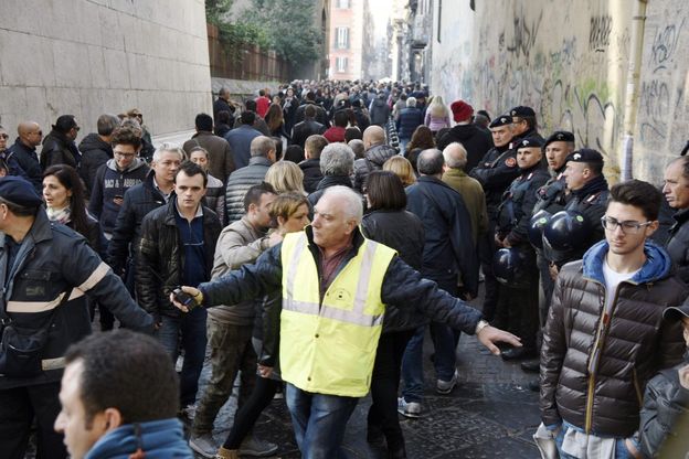 Napoli invasa dai turisti. File ai musei. Vigili e protezione civile disciplinano il traffico pedonale ai Decumani