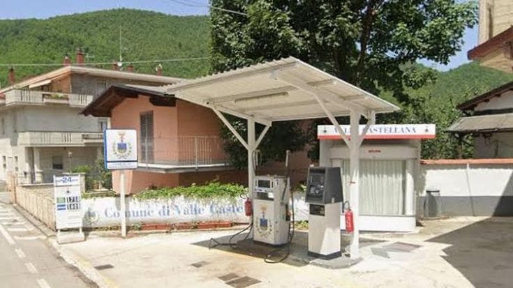 La benzina del sindaco contro gli aumenti, boom per le pompe comunali. “Mezzo euro al litro in meno”