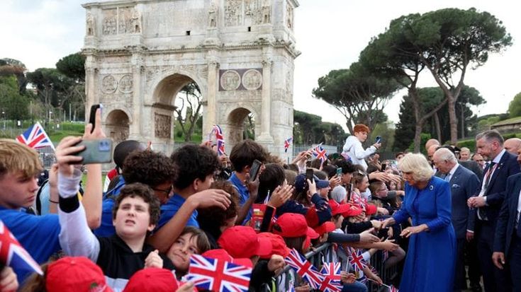 Bagni di folla e gaffe: le vacanze romane di Carlo e Camilla