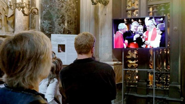 Duomo gremito di turisti e cittadini: “Preghiamo per il Papa”