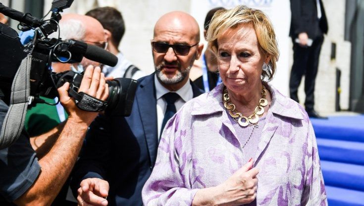 Calenda: "Ticket Moratti-Cottarelli una buona idea". L'ex assessora sarà in piazza a Milano per l'Ucraina. E la Lega l'attacca
