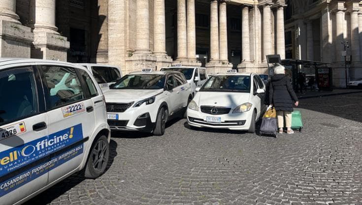 Protesta dei tassisti il 25 aprile: a piedi contro traffico insostenibile e aumento del carburante